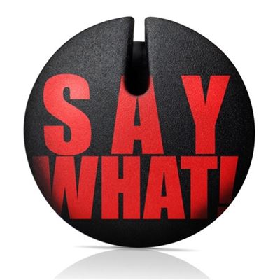Magneat ledninge holder til hovedtelefon med budskab  "Say what"